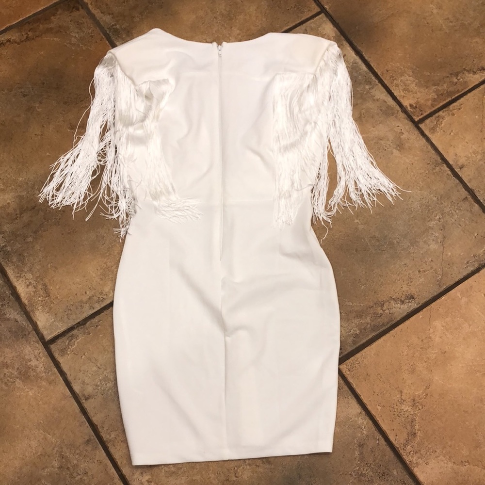 White dress with plunging neckline and fringes off the shoulders - Picture 2 of 4